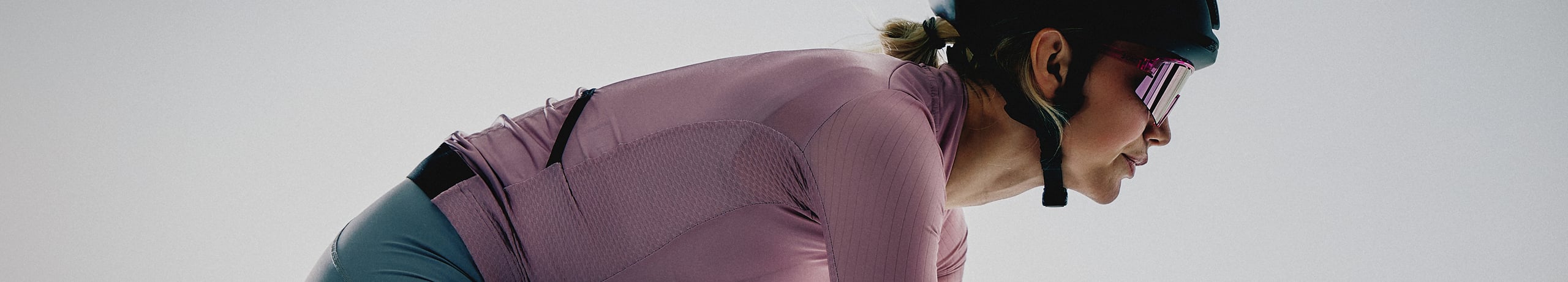 Rowerzystka w pozycji aerodynamicznej