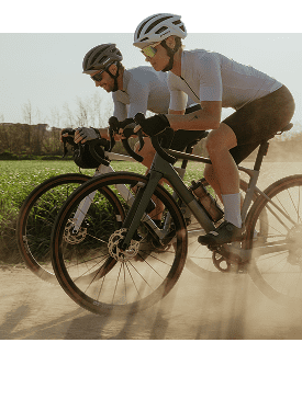 Dwóch rowerzystów na gravelach na szutrowej drodze