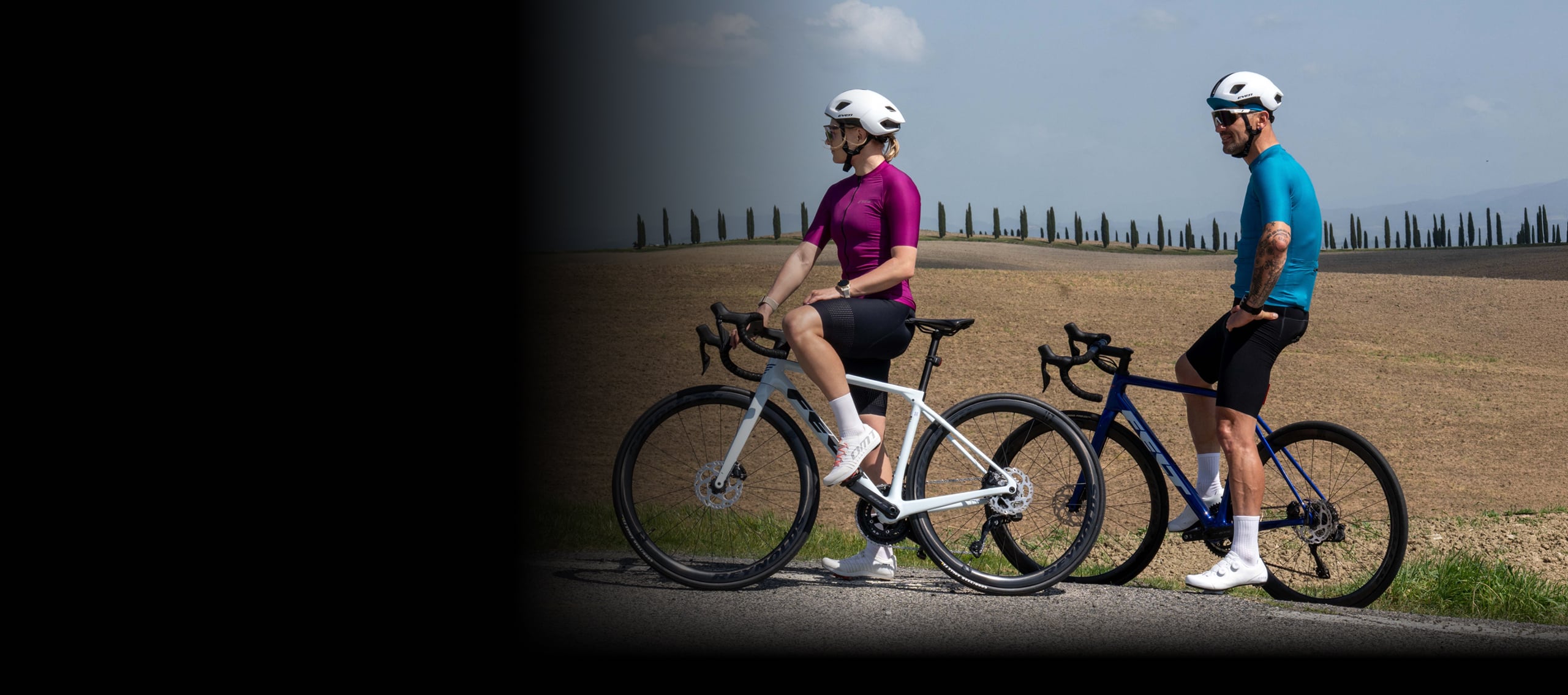 Dwoje rowerzystów przy polu