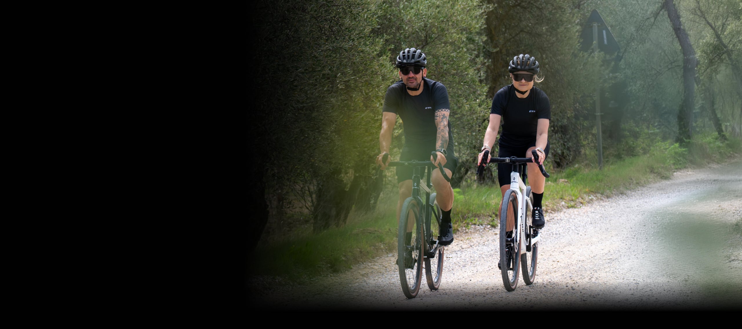 Dwoje rowerzystów jadących leśną drogą