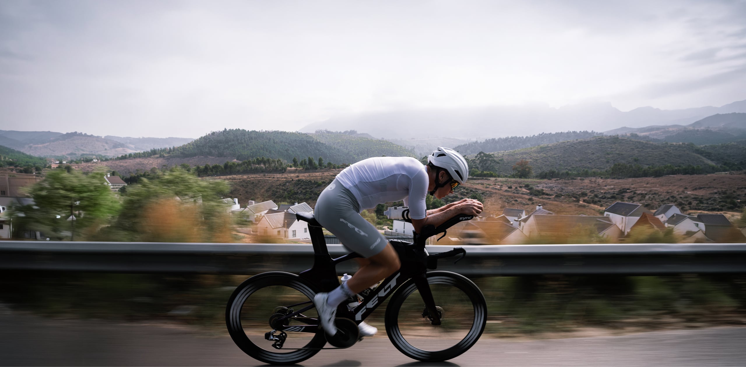Rowerzysta w pozycji aerodynamicznej