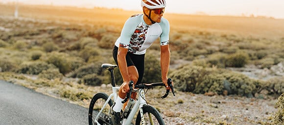 Rodzice z dziećmi na rowerach