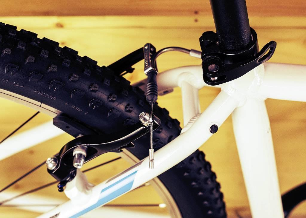 Hamulec typu V-Brake jest często spotykanym rodzajem hamulców w rowerze.