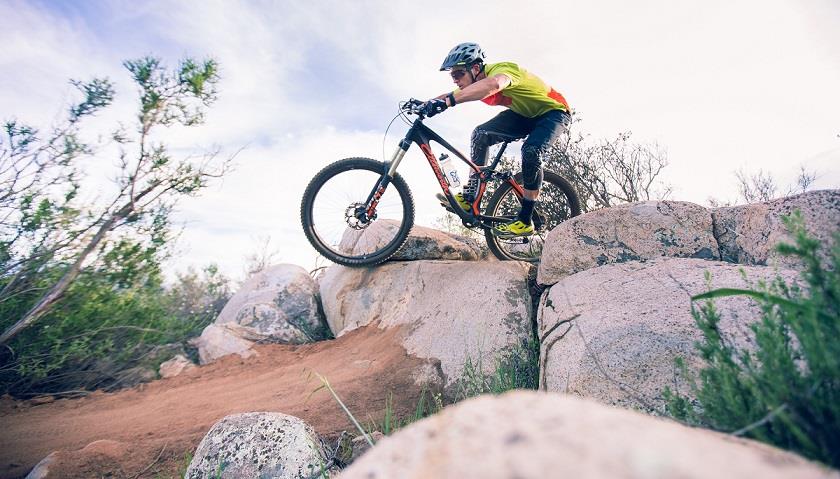 kolarz MTB na kamieniach