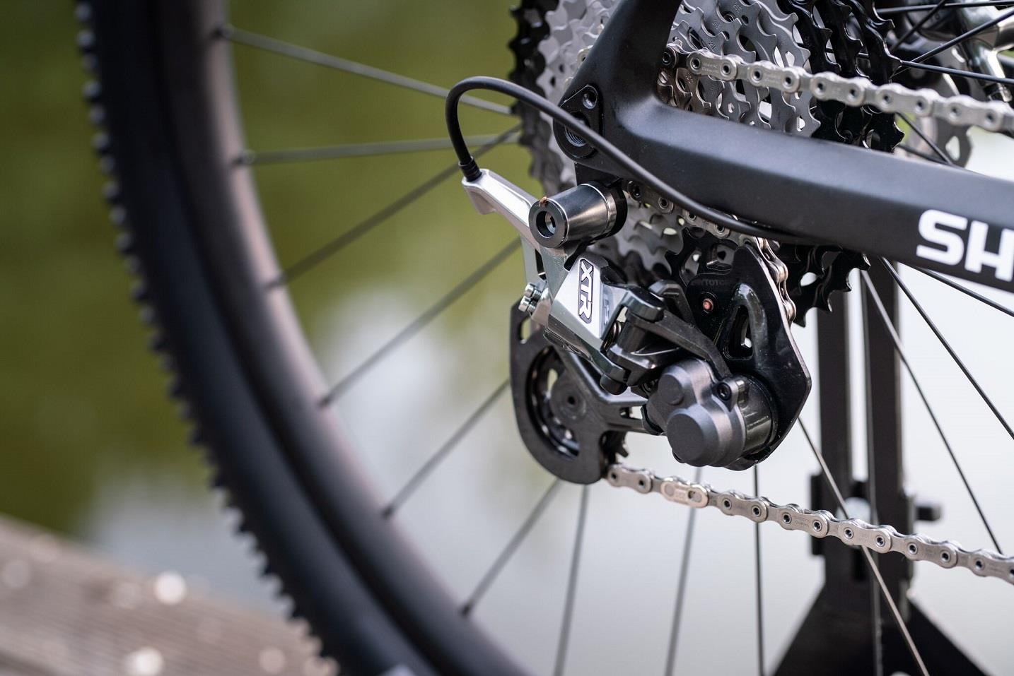 Przerzutki Shimano, wywodzące się z nowej grupy XTR M9100, mają elegancki i dynamiczny design.