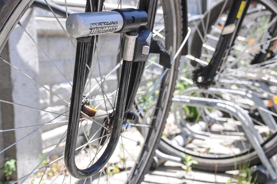 Zabezpieczenie roweru typu U-lock sprawia, że jednoślad jest dobrze ochroniony. Producenci często dodają do zestawu uchwyt na zapięcie rowerowe, dzięki któremu transport jest łatwiejszy.