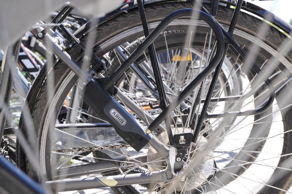 U-lock to zapięcie do roweru, które jest mocne i skuteczne. Test zabezpieczeń rowerowych wskazuje, że to jedno z najmocniejszych typów ochrony.