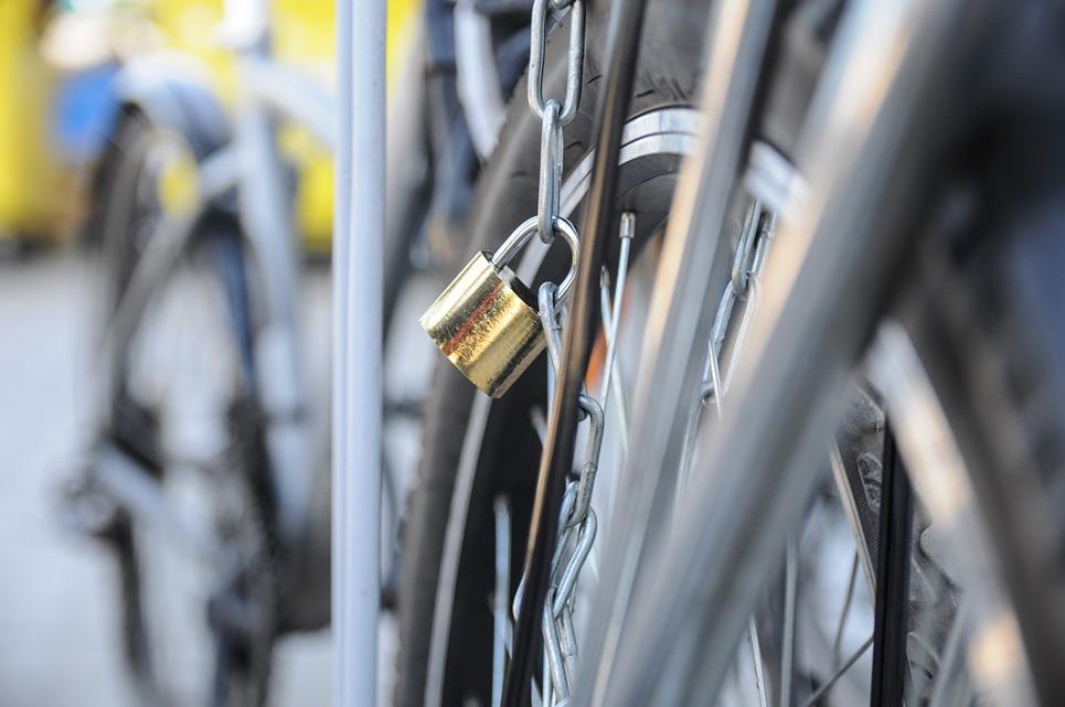 Zapięcia rowerowe w postaci łańcucha są mocne. Szerokie ogniwa gwarantują skuteczną ochronę jednośladu.
