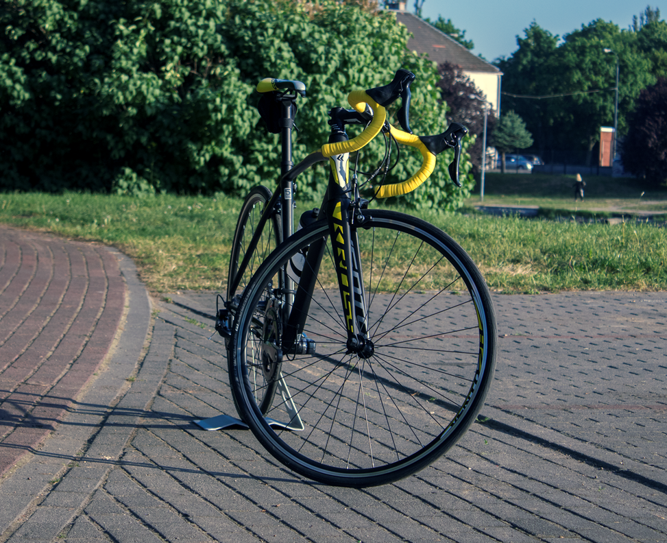 Jaki rower szosowy do 3000 zł wybrać? Dobra propozycja to napewno Kross Vento 3.0 2018. Model posiada potrójnie cieniowaną ramę i napęd 2x9 Shimano Sora.