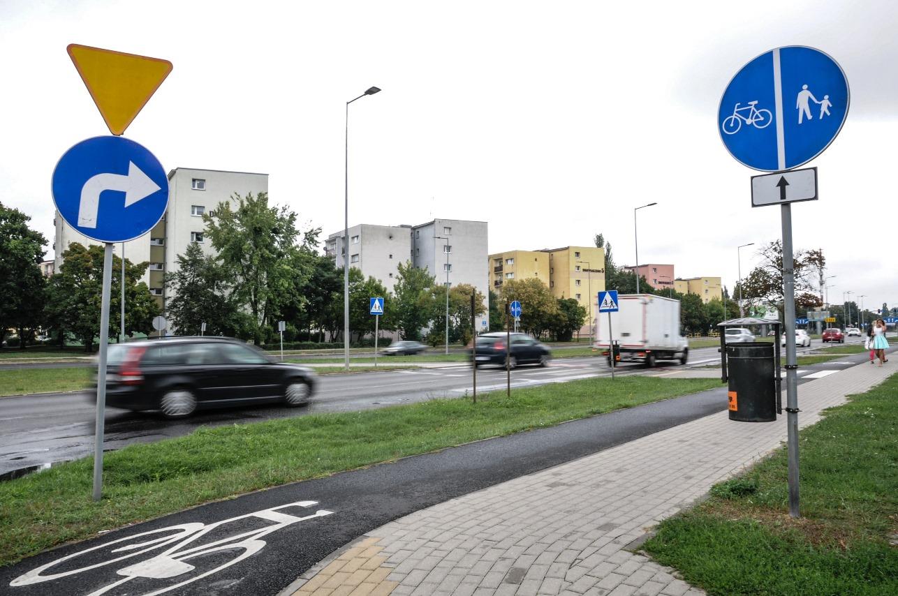 Wielu kolarzy zastanawia się czy jazda rowerem po chodniku jest zabroniona. W przypadku korzystania ze ścieżek rowerowych można mieć pewność, że przepisy ruchu drogowego nie są łamane.