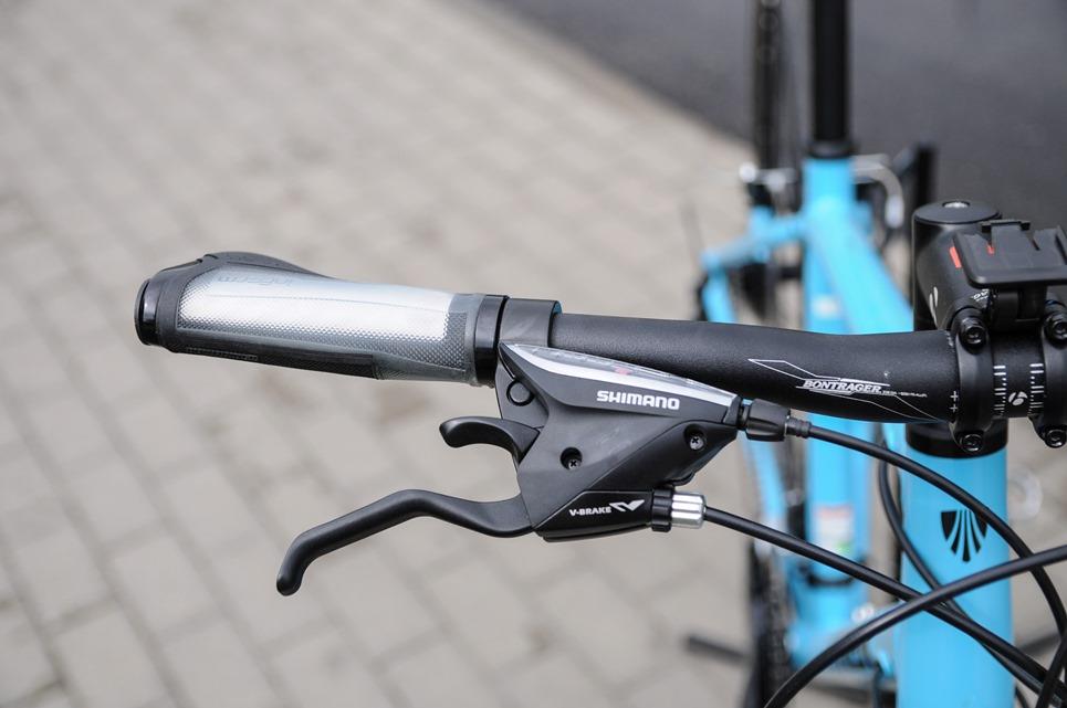 Rower fitness to tak naprawdę rower szosowy z prostą kierownicą. Taki model posiada wygodne chwyty i manetki Shimano szosowe lub MTB.