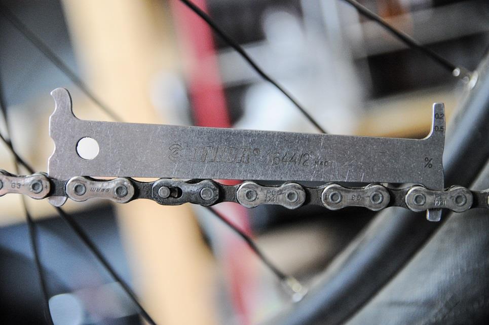 Sprawdzanie łańcucha rowerowego może mieć związek z jego zużyciem. Przymiar jest narzędziem pozwalającym określić stopień jego rozciągnięcia.