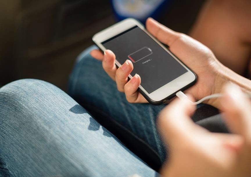Jak naładować telefon na rowerze? Istnieje kilka rodzajów ładowarek rowerowych do telefonu.