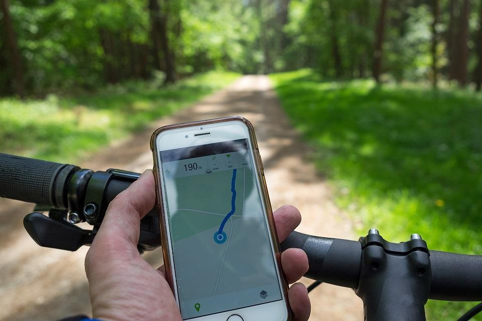 Telefon na rowerze może służyć jako nawigacja GPS lub jako licznik rowerowy.
