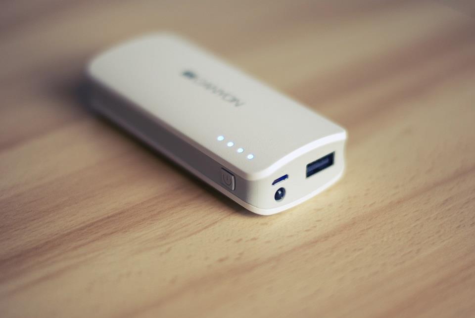 Łatwym sposobem na ładowanie telefonu w czasie jazdy na rowerze są powerbanki.