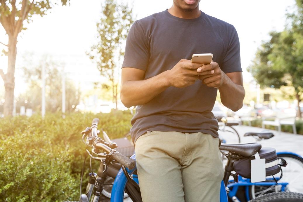 Korzystanie ze smartfona jako licznika rowerowego pozwala oszczędzić pieniądze na kupnie profesjonalnego komputera rowerowego.