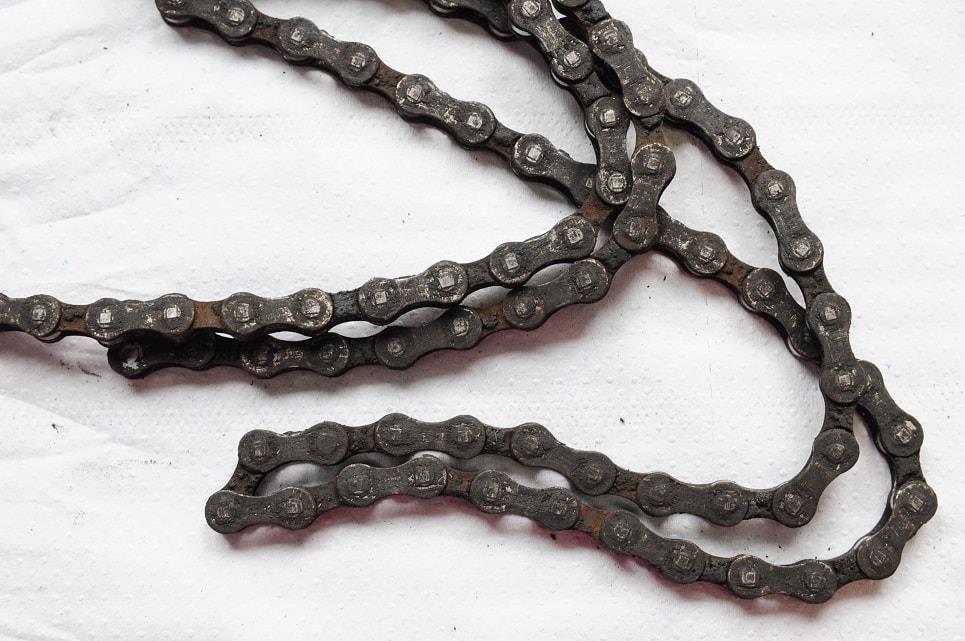 Czyszczenie łańcucha rowerowego bez zdejmowania jest możliwe, ale należy użyć odpowiednich narzędzi, jak Finish Line Chain Cleaner.