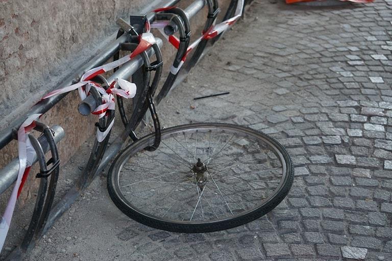 Jak przypinać rower? Na pewno nie za koło, które łatwo można zdjąć.