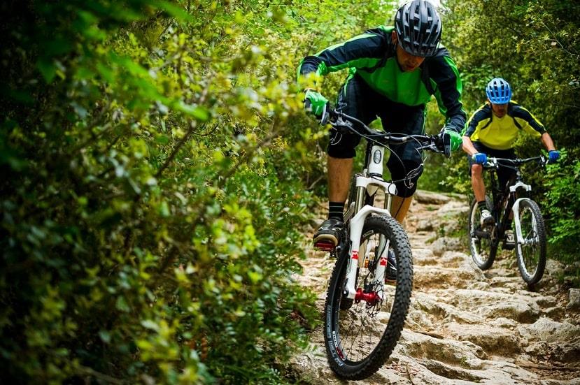 Rower górski MTB charakteryzuje się między innymi wyraźnym bieżnikiem oraz amortyzowanym widelcem.