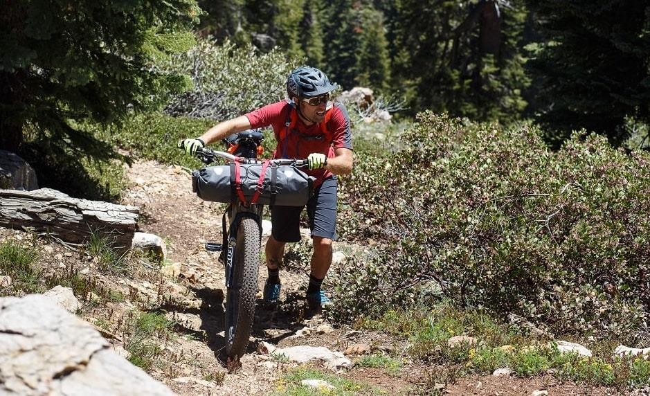 Rowerzyści coraz częściej wybierają bikepacking. To rodzaj zabierania bagażu na wyprawę rowerową, w której przyda się torba rowerowa na ramę lub sakwa podiosdłowa.
