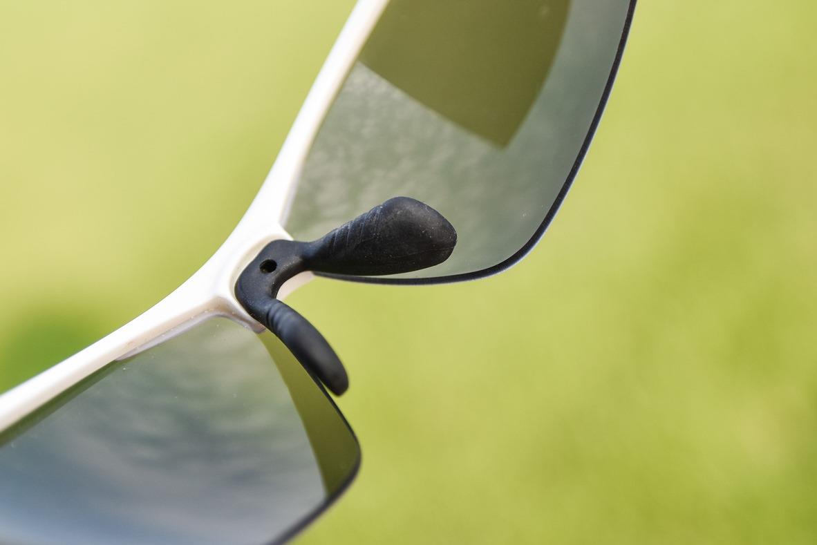 Wygodne noski, w które wyposażono okulary Uvex Sportstyle 612 VL, powodują, że model dobrze trzyma się na twarzy.