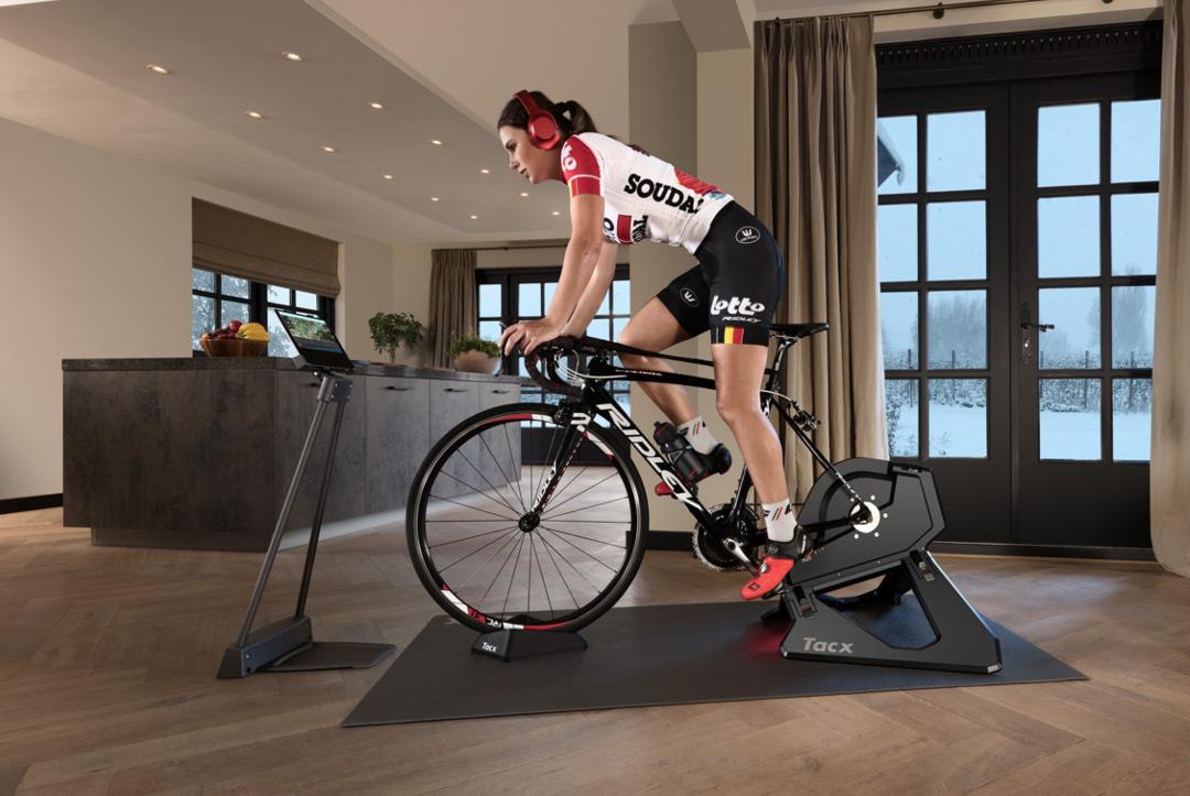 Trening rowerowy w domu pozwala nabrać formy przed sezonem. Przyda się do tego trenażer magnetyczny czy rolkowy.