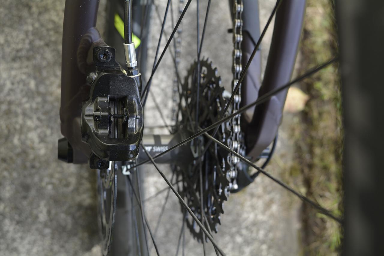 Klocki hamulcowe do roweru, różnią się w konstrukcji i są zależne od tego, jakie rodzaje hamulców rowerowych użyto w jednośladzie.