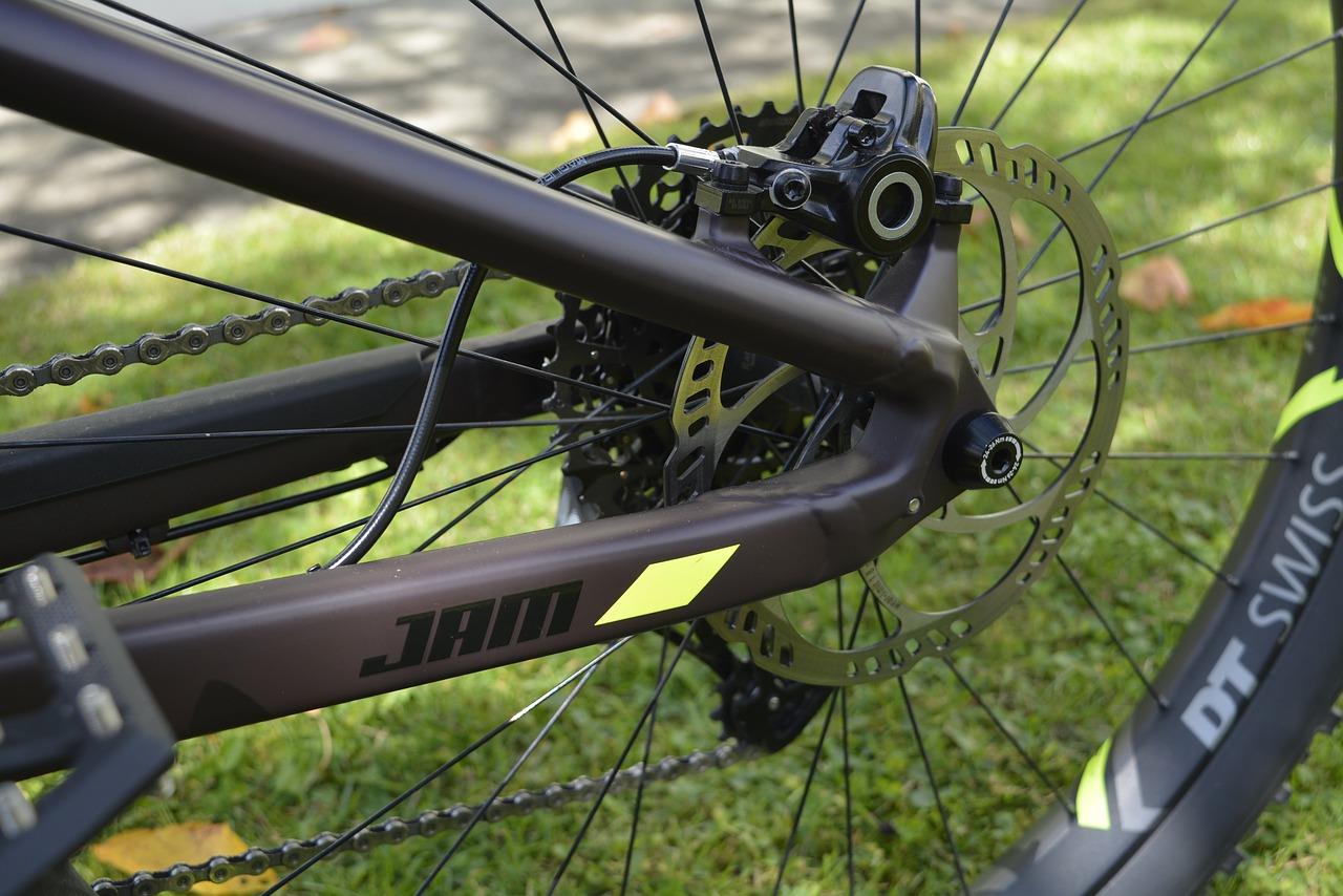 Hamulce rowerowe tarczowe mają inny typ okładzin niż modele typu V-brake.