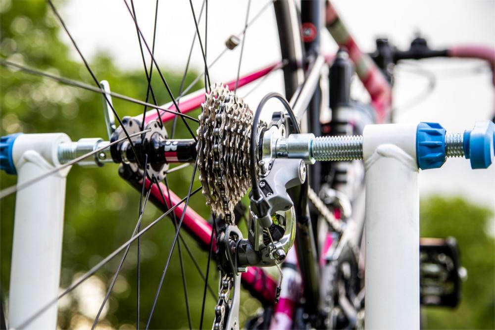 Trenażer rowerowy Bkool Smart Go jest interaktywny, dzięki czemu można korzystać z wielu przydatnych funkcji.