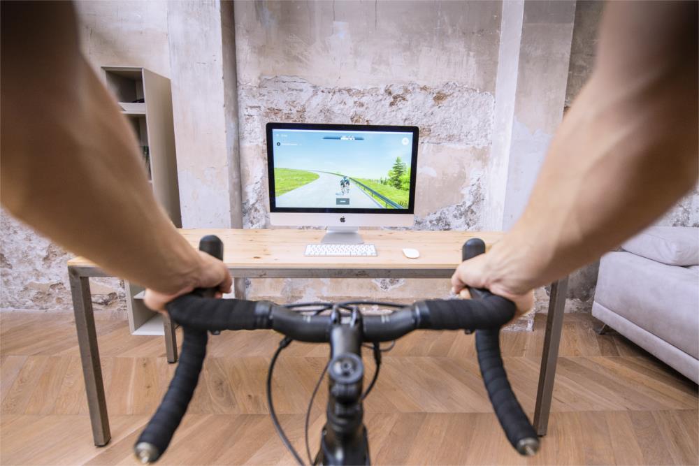 Aplikacja Strava to bardzo ważne urządzenie dla wszystkich kolarzy. Bkool Smart Go posiada komunikację ze Stravą.