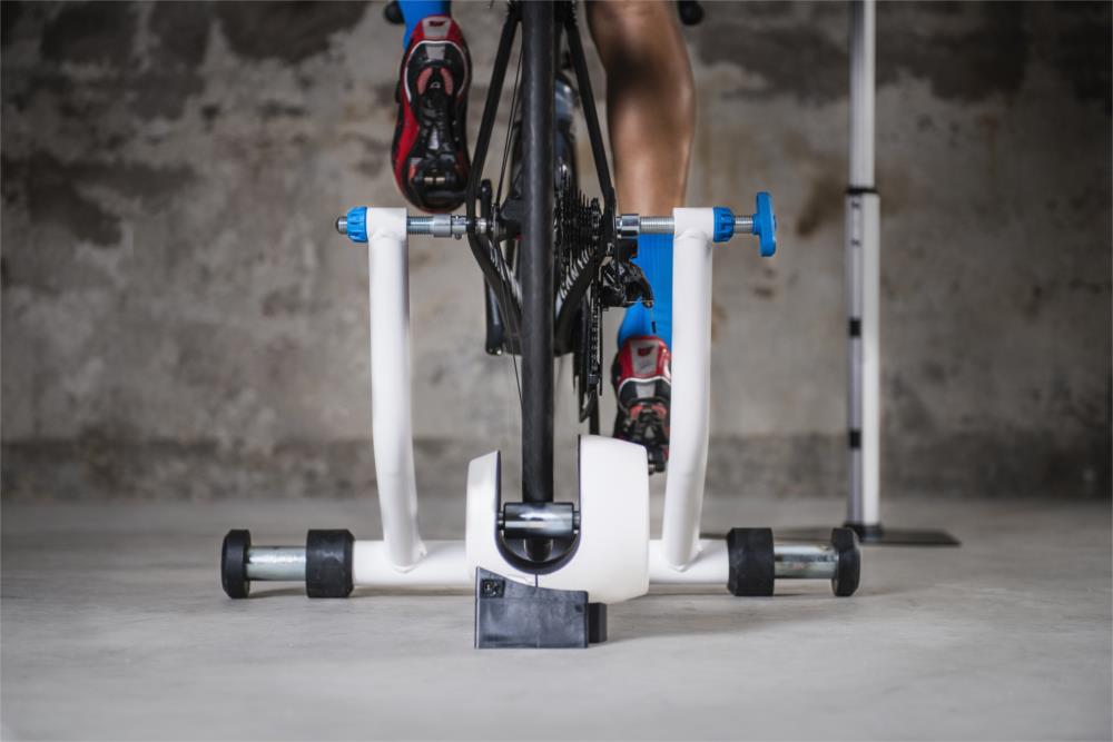 Dzięki temu, że trenażer rowerowy Bkool Smart Go posiada komunikację ANT+ lub Bluetooth można go zsynchronizować z telefonem lub komputerem.