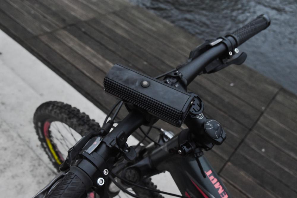 Bardzo mocna lampka rowerowa przednia to model Lezyne Super Drive 1500XXL. Oświetlenie do MTB sprawdzi się nawet w gęstym lesie.