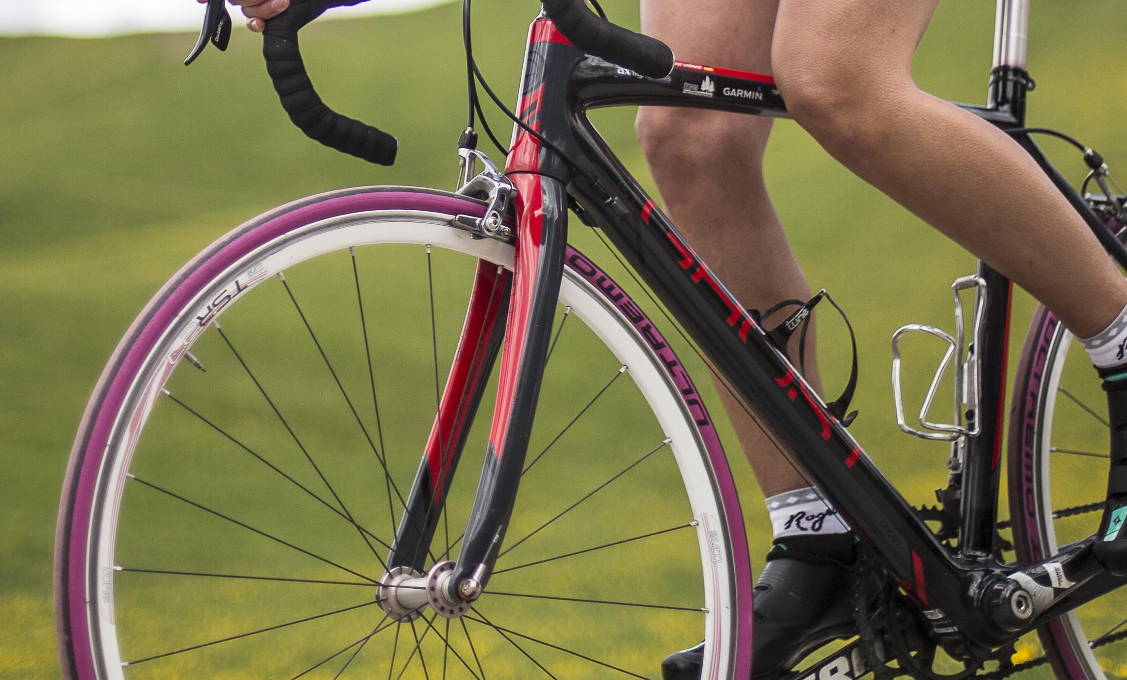 Widelec rowerowy mocuje przednie koło. Istnieją różne rodzaje tego komponentu. Widelec do roweru sztywny spotkamy najczęściej w szosówkach, gravelach i modelach miejskich.