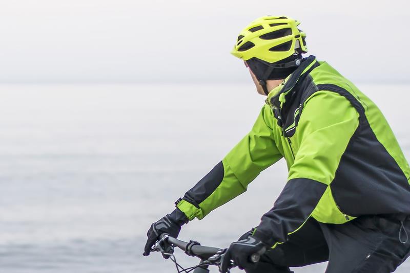 Jeśli lubimy łączyć dwa kółka i mrozy, przyda się czapka na rower zimą. Takie modele mieszczą się pod kask i pozwalają zachować komfort cieplny.