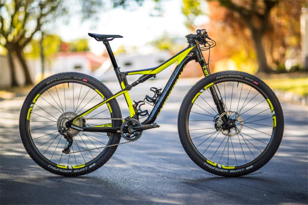Rower MTB full suspension może cechować zarówno damper, jak i przedni amortyzator typu Lefty.