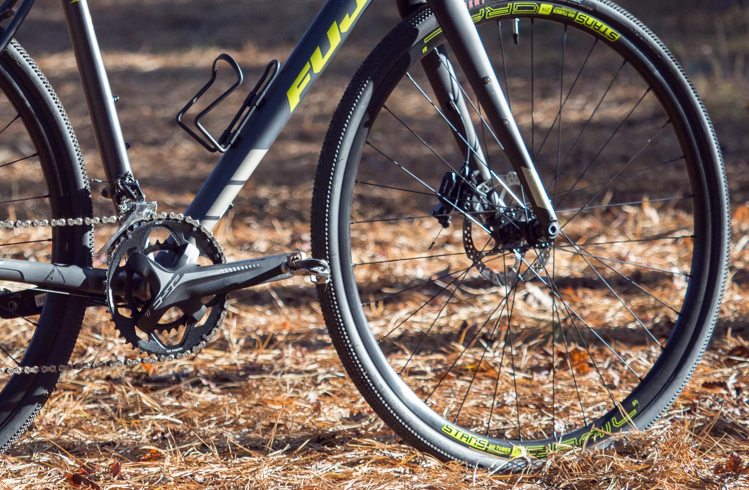 Gravel to marzenie rowerzystów. Rower szutrowy sprawdza się nie tylko na żwirze, ale i w lesie oraz na asfalcie.