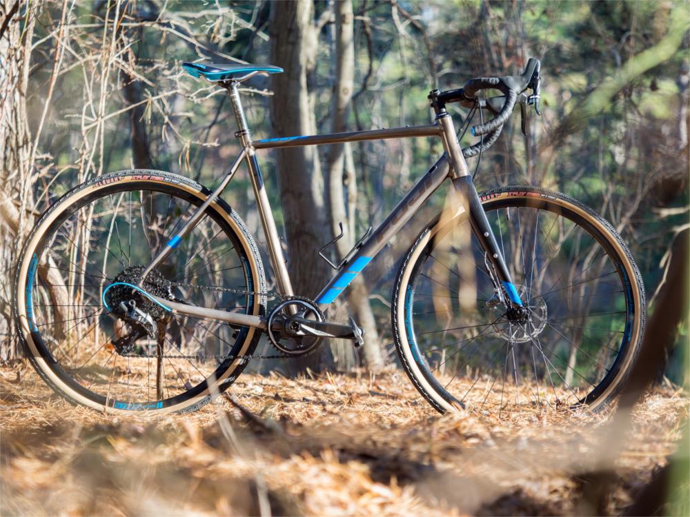 Gravel bike ze sztywnym widelcem pozwala zaoszczędzić na masie, a kierownica baranek umożliwia wygodny chwyt, który przydaje się podczas dłuższych podróży.