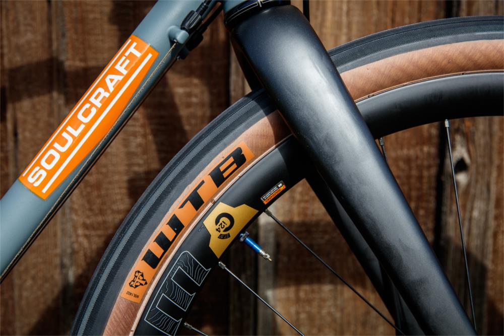 Rowery górskie czy Gravel - ten drugi posiada sztywny widelec, więc na najcięższe zastosowania radzi się wybrać MTB.