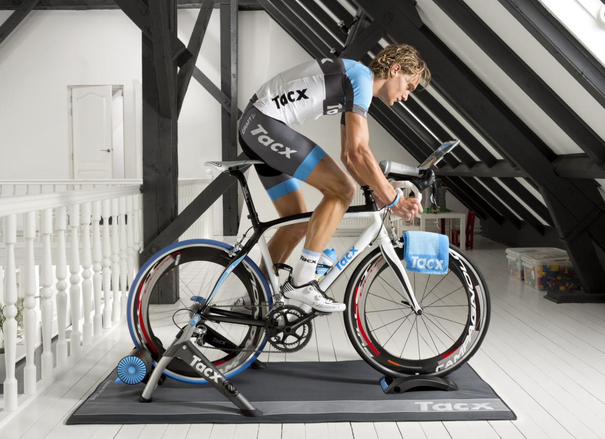 Zwift to platforma, która znacznie uatrakcyjnia trening. Z taką aplikacją trenażer rowerowy zapewnia dużo więcej przyjemności.
