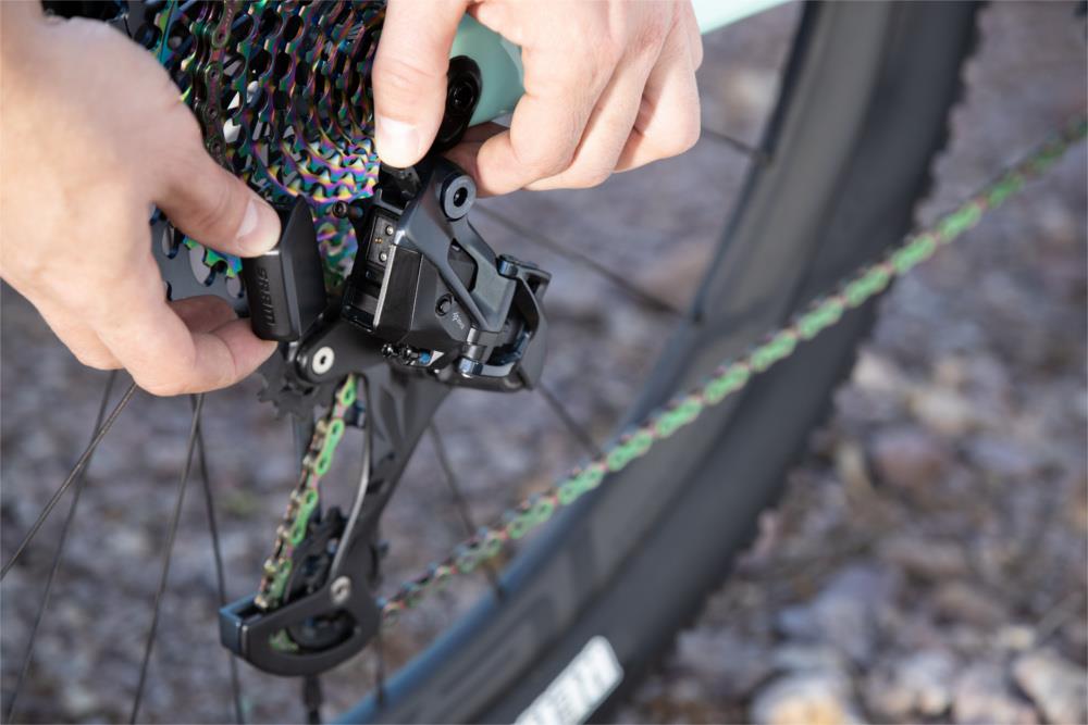 Elektroniczne przerzutki Sram AXS są sterowane bezprzewodowo. Dotyczy to zarówno grup MTB, jak i szosowej.