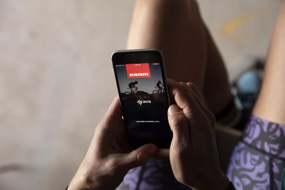 Elektroniczna przerzutka rowerowa tylna z grup Sram AXS jest sterowana beprzewodowo. Odpowiednia aplikacja na telefon ułatwia obsługę systemu.