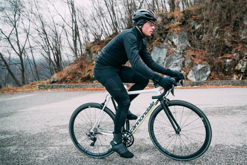 Odzież rowerowa na wiosnę powinna być wodoodporna - ta pora roku, podobnie jak jesień, charakteryzuje się szybką zmiennością pogody.