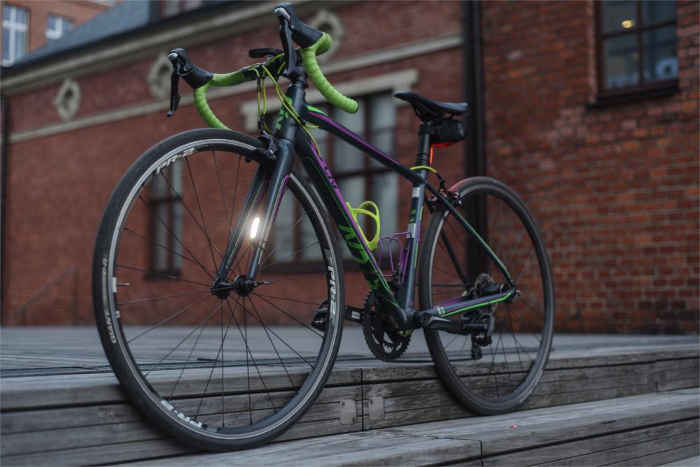 Oświetlenie na rower Knog Plus posiada niewielkie rozmiary. Lampki rowerowe australijskiego producenta oferują jednak długi czas pracy i natężenie odpowiednie na dobre warunki.