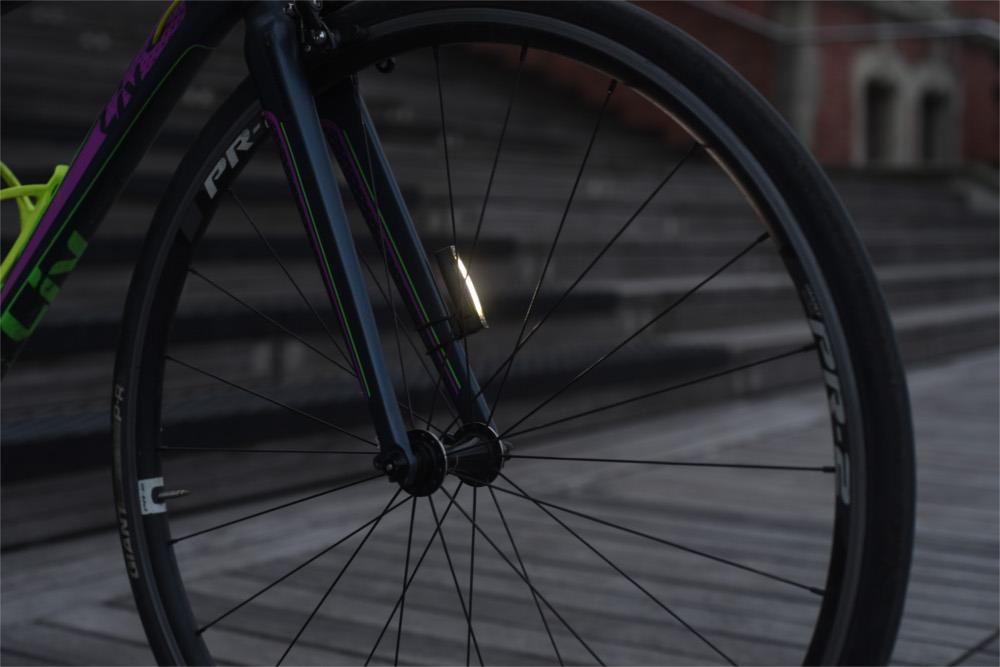 Marka Knog oferuje lampki rowerowe, które są niewielkie, ale świecą mocno. Masa pojedynczego modelu to tylko 12 g!