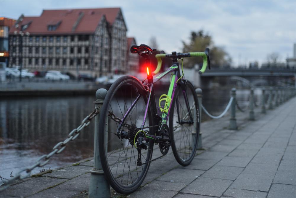 Jeśli szukamy lampek niewielkiego rozmiaru, na pewno sprawdzi się oświetlenie rowerowe Knog Plus.