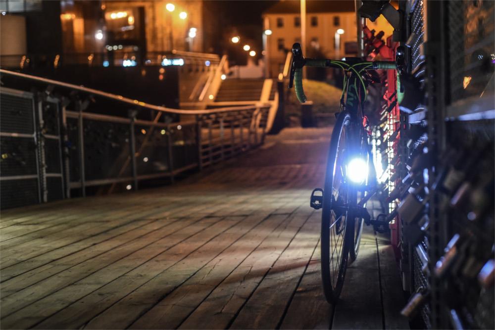 Knog+ to lampki rowerowe, które są lekkie i małe, ale świecą odpowiednio - do dyspozycji mamy 40 lm i 20 lm.