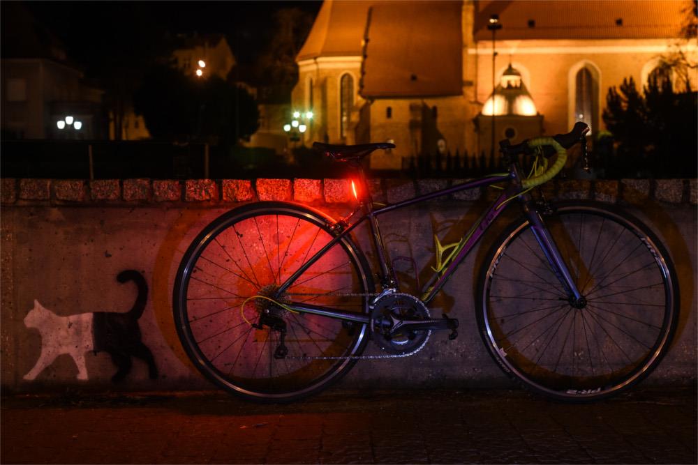 Zestaw oświetlenia rowerowego Knog Plus sprawdza się w mieście i na mniej uczęszczanych drogach.