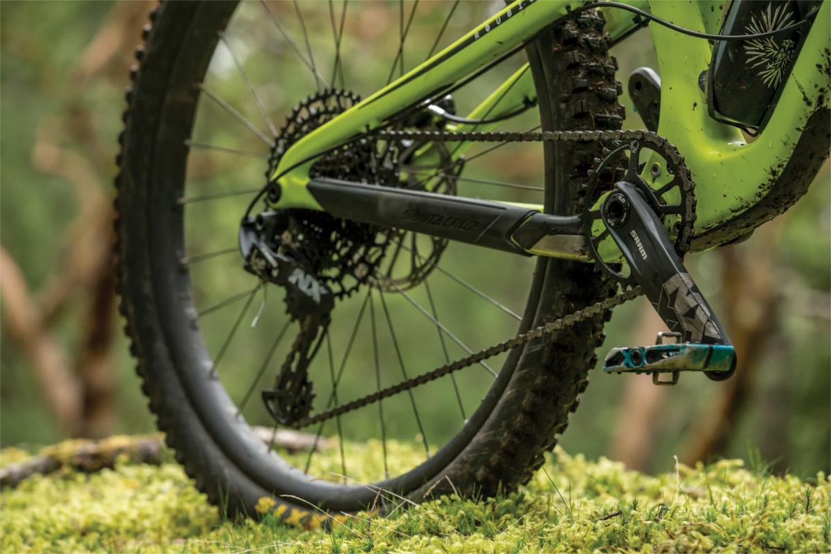 Osprzęt MTB z grupy Sram NX to świetny wybór - świadczy o tym korba z tarczą Narrow Wide i sprzęgło w przerzutce.
