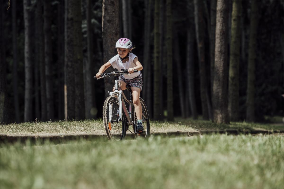 Każdy młody kolarz i każda młoda rowerzystka, która chce jechać samodzielnie musi przystąpić do testu. Egzamin na kartę rowerową zakończony powodzeniem to duży sukces.