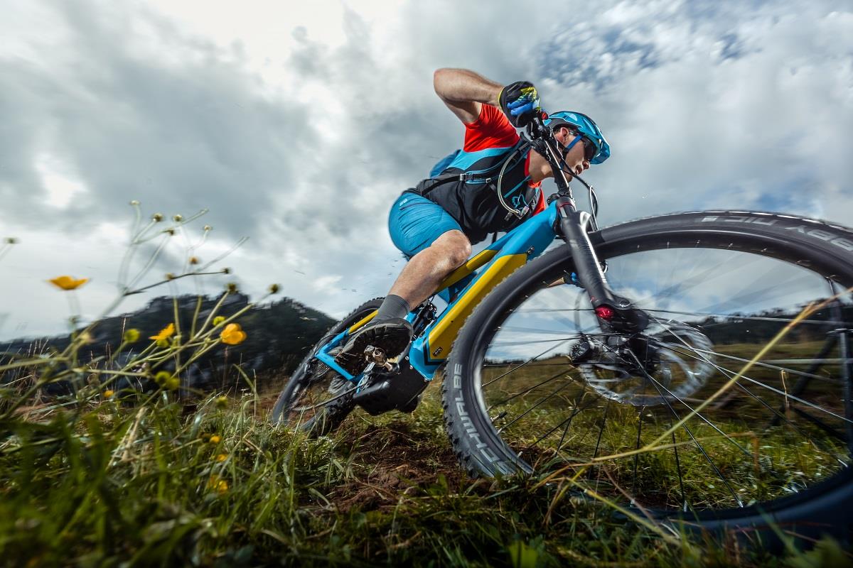 Odzież MTB zazwyczaj jest luźniejsza, niż modele na szosę